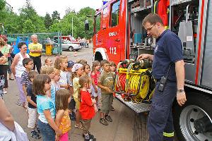 Bild: Viel zu sehen gab es f&amp;uuml;r die Kindergartenkinder beim Besuch der Feuerwehr in Eppelborn
