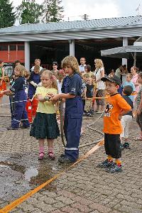 Bild: Jugendfeuerwehrleute und Kindergartenkinder bei der gemeinsamen Brandbek&amp;auml;mpfung