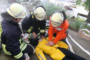Bild: Rettungssanit&amp;auml;ter der Feuerwehr &amp;uuml;bernehmen die Erstversorgung der &amp;Uuml;bungspuppe