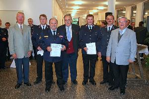 Bild: F&amp;uuml;r 40 Jahre aktiven Dienst in der Feuerwehr geehrt: Hans Juchem, G&amp;uuml;nter Schmitt und Alois Brill
