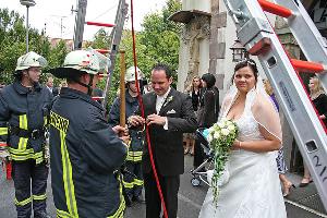 Bild: Eric Holzer und seine Frau Nicole mussten sich an ihrer Hochzeit einigen Feuerwehrpr&amp;uuml;fungen stellen