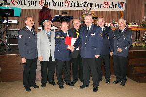Bild: G&amp;uuml;nter Schmidt erhielt eine Auszeichnung vom Landesfeuerwehrverband f&amp;uuml;r 40 Jahre Feuerwehrmitgliedschaft