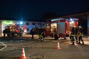 Bild: Einsatz&amp;uuml;bung von DRK und Feuerwehr am Raiffeisenmarkt in Wiesbach