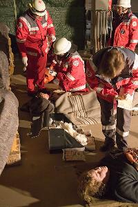 Bild: Erstversorgung der Verletzten durch Helfer des DRK