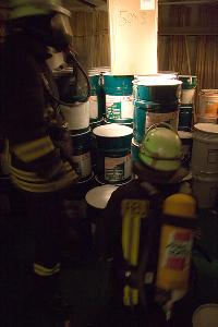 Bild: In einem Kellerraum wurden F&amp;auml;sser mit Chemikalien gefunden