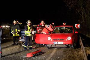 Bild: Notarzt und Rettungsassistenten versorgen den Unfallfahrer