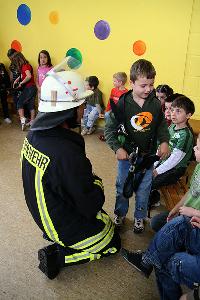 Bild: Feuerwehrmann im Kindergarten