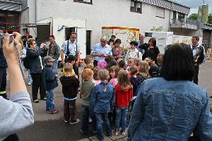 Bild: L&amp;ouml;schbezirksf&amp;uuml;hrer Felix Becker begr&amp;uuml;&amp;szlig;te die Kinder mit ihren Eltern am Feuerwehrger&amp;auml;tehaus in Eppelborn