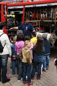 Bild: Jugendbetreuer Markus Leidinger zeigte die Ger&amp;auml;te, die auf den Feuerwehrfahrzeugen verladen sind