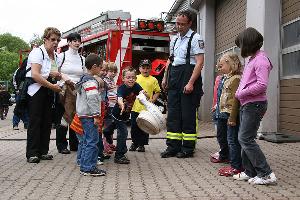 Bild: Selbst einmal einen Schlauch ausrollen: Das konnten die Kinder des Kindergartens St. Josef bei ihrem Besuch bei der Feuerwehr einmal ausprobieren