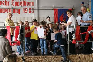 Bild: L&amp;ouml;schbezirksf&amp;uuml;hrer Felix Becker &amp;uuml;berreichte den Kindern eine Teilnahmeurkunde