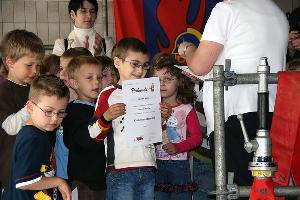 Bild: Die Kinder erhielten mit der Urkunde die Ernennung zum Kinderbrandmeister