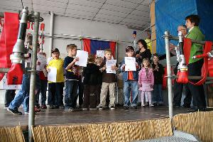 Bild: Die Kinder sangen zum Abschlu&amp;szlig; ein Feuerwehrlied als Dank f&amp;uuml;r die Helfer, die ihnen alles gezeigt hatten