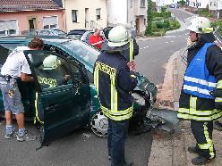 Bild: Hoher Sachschaden, aber glücklicherweise nur einen leicht verletzten Fahrer forderte ein Verkehrsunfall in Humes
