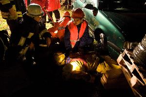 Bild: Versorgung eines Verletzten bei der Nacht&amp;uuml;bung der Jugendfeuerwehr in Wiesbach