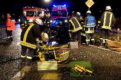 Bild: Mit hydraulischen Rettungsgeräten musste die Fahrertür abgetrennt werden, um den verletzten Fahrer aus seinem Fahrzeug zu befreien