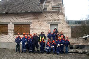 Bild: Die Jugendfeuerwehrleute aus Eppelborn zusammen mit ihren Betreuern vor dem Tr&amp;uuml;mmerhaus an der Landesfeuerwehrschule