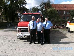 Bild: G&amp;uuml;nter Braun (li) und Werner Kra&amp;szlig; (re) beim Gruppenfoto mit einem Kameraden aus Finsterwalde. (Foto: Willi Provo)