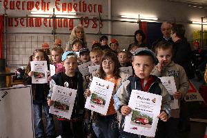 Bild: Die Kindergartenkinder erhielten zum Abschluss der Brandschutzerziehung eine Ernennungsurkunde zum &amp;quot;Kinderbrandmeister&amp;quot;
