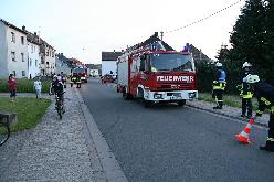 Bild: Die Feuerwehr musste ausgelaufenen Kraftstoff in der Steinackerstraße beseitigen