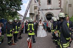 Bild: Der Löschbezirk Eppelborn gratulierte dem Brautpaar vor der Pfarrkirche in Eppelborn