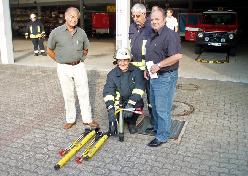 Bild: Hans-Jürgen Olliger (links) und Günter Schmitt (rechts) vom Förderverein des Löschbezirks Eppelborn übergaben den neuen Rettungszylinder an Löschbezirksführer Felix Becker und Gerätewart Christian Horras (Mitte)