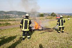 Bild: Ein Heuballen brannte in Höhe des Grillplatzes in der Verlängerung der Straße "Am Steinhügel"