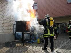 Bild: Ein Brandraum im Maßstab 1: 10, die sogenannte "Cheshire-Box". Hier kann originalgetreu eine Rauchexplosion und eine Raumdurchzündung nachgestellt werden.