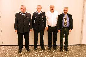 Bild: 160 Jahre Feuerwehrarbeit auf einem Bild: Michael Egler, Arnold Laub, G&amp;uuml;nter Hoffmann und Peter Saar wurden f&amp;uuml;r jeweils 40 Jahre aktiven Dienst ausgezeichnet.