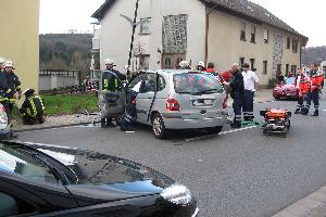 Bild: Der verletzte Fahrer wird vom Rettungsdienst in seinem Fahrzeug versorgt