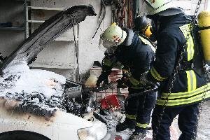 Bild: Mit L&amp;ouml;schschaum wurde das Feuer im Motorraum des Fahrzeugs gel&amp;ouml;scht
