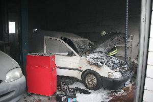 Bild: Der Pkw sowie Werkzeuge und Einrichtung der als Werkstatt genutzten Doppelgarage wurden durch den Brand in Mitleidenschaft gezogen