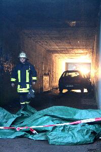 Bild: Vom anderen Ende des Tunnel ein Blick zu dem verunfallten und in Brand geratenen Fahrzeug  (Foto: Heike Blum )