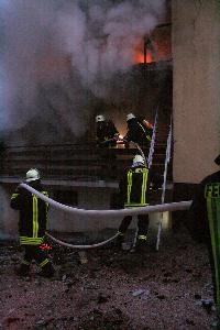Bild: &amp;Uuml;ber den Balkon hatte sich das Feuer auch in das Obergeschoss ausgebreitet (Foto: Heike Blum)