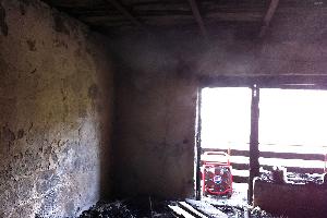 Bild: Blick in eines der ausgebrannten Zimmer (Foto: Heike Blum)