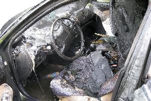 Bild: Das Feuer hatte bereits auf den Innenraum des Fahrzeugs &amp;uuml;bergegriffen