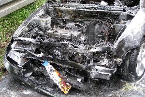Bild: Das Fahrzeug brannte im vorderen teil komplett aus
