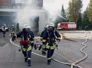 Bild: Bei schwei&amp;szlig;treibenden Temperaturen zeigte die Feuerwehr Eppelborn ihr K&amp;ouml;nnen. (Foto: SZ Mitarbeiter Bernhard Sch&amp;auml;fer)