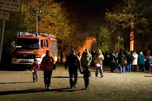 Bild: Zahlreiche Kinder war zum Martinsfeuer auf dem Schulhof der Sebastiansschule in Eppelborn gekommen