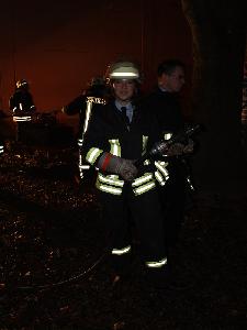 Bild: Der Brandschutz wurde mithilfe des Schnellangriffs des LF 8/6 sichergestellt.