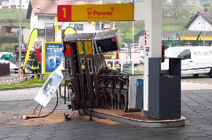 Bild: Besch&amp;auml;digte Tanks&amp;auml;ule an der Tankstelle in der Rathausstra&amp;szlig;e in Eppelborn