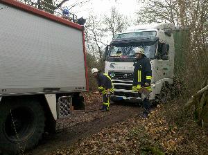 Bild: Auch ein Versuch, den Sattelzug mit dem R&amp;uuml;stwagen der Feuerwehr zu unterst&amp;uuml;tzen, brachte keinen Erfolg