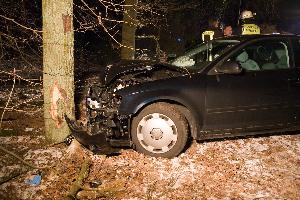 Bild: Das Fahrzeug war gegen einen Baum geprallt