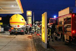 Bild: Einsatzkr&amp;auml;fte der Feuerwehr an der Tankstelle in Neububach