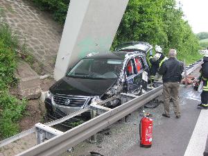 Bild: Ein VW Touran verkeilte sich nach einem Verkehrsunfall zwischen Leitplanken und Autobahnbr&amp;uuml;cke