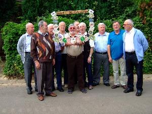 Bild: Die Alterswehrkameraden gratulieren Herbert zum Geburtstag 