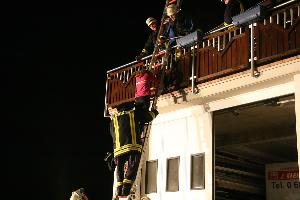 Bild: Retten einer Person &amp;uuml;ber eine Steckleiter vom Balkon