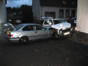 Bild: Der Fahrer des silbernen BMW war im Kurvenbereich von der Fahrbahn abgekommen und gegen ein parkendes Fahrzeug geprallt