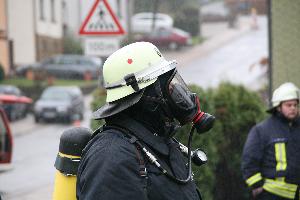 Bild: Ein Feuerwehrmann wartet mit Atemschutzger&amp;auml;t auf seinen Einsatz