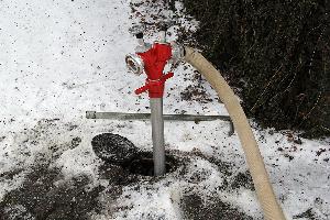 Bild: Der Hydrant war komplett von Schnee und Eis bedeckt und musste erst gesucht werden